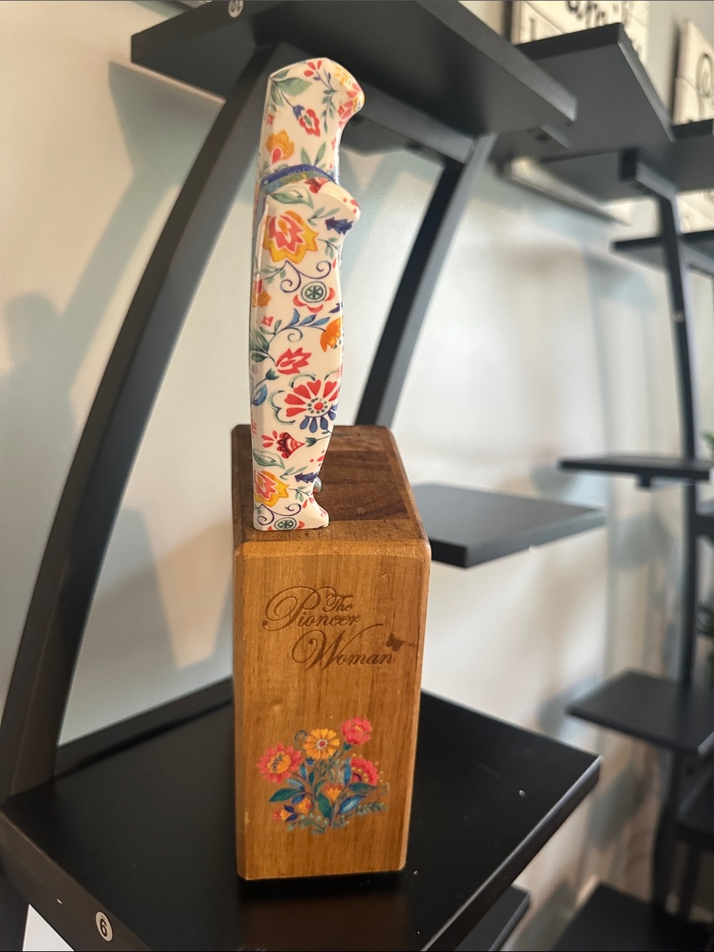 The Pioneer Woman White Floral Handle Knife in Wooden Block